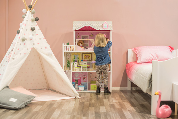 Lois is 3 jaar en 96 cm lang.