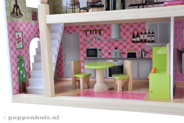 Ruime keuken met fornuis.