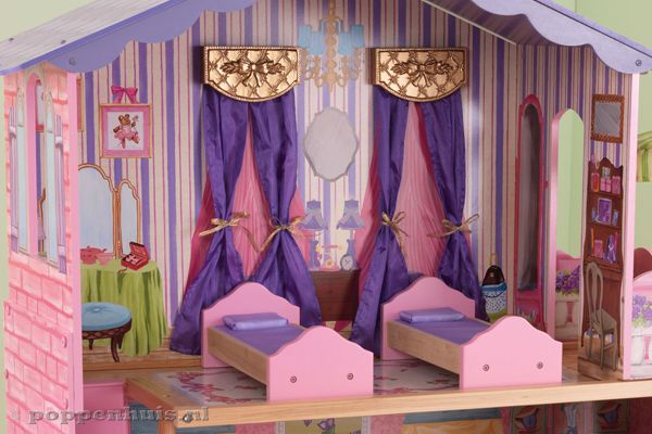 Grote slaapkamer met balkon.