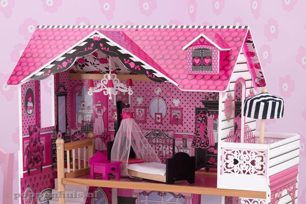 Bovenste verdieping met kroonluchter.