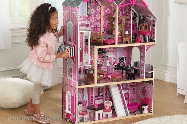 Het poppenhuis is meer dan 1,2 meter hoog.