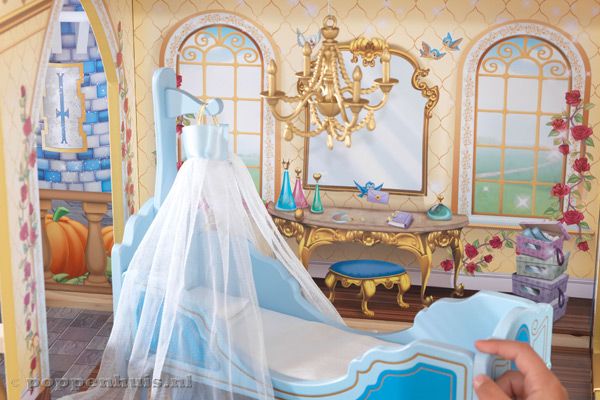 Cinderella kan heerlijk slapen in deze prachtige slaapkamer.