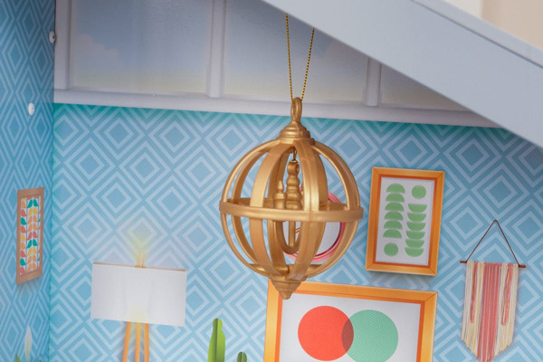 Kroonluchter aan het schuine dak.