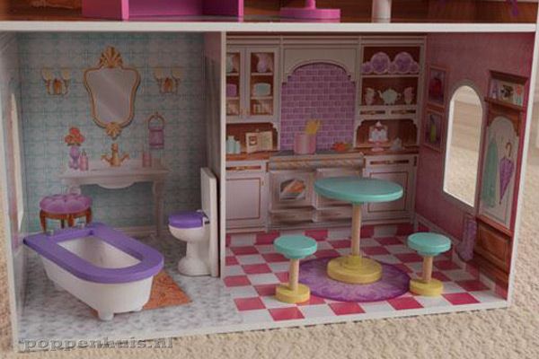 Badkamer en keuken met meubels.