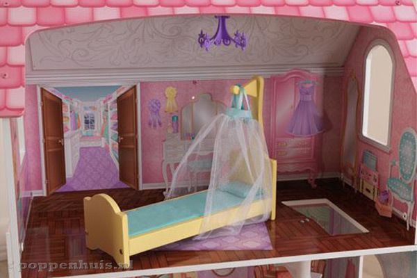 Prachtig hemelbed in de slaapkamer.