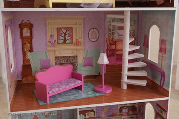 Ruime woonkamer met wenteltrap.