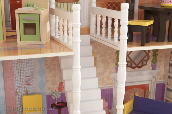 Stijlvolle witte trap naar de 1e verdieping.