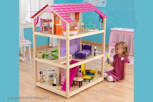 Het poppenhuis rolt op wieltjes.