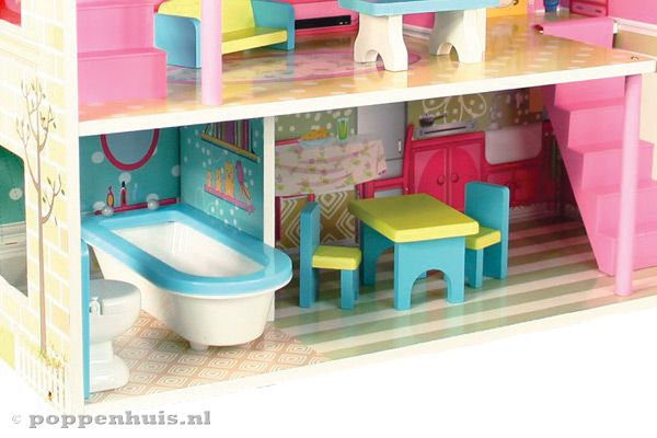 Badkamer met ligbad en toilet.